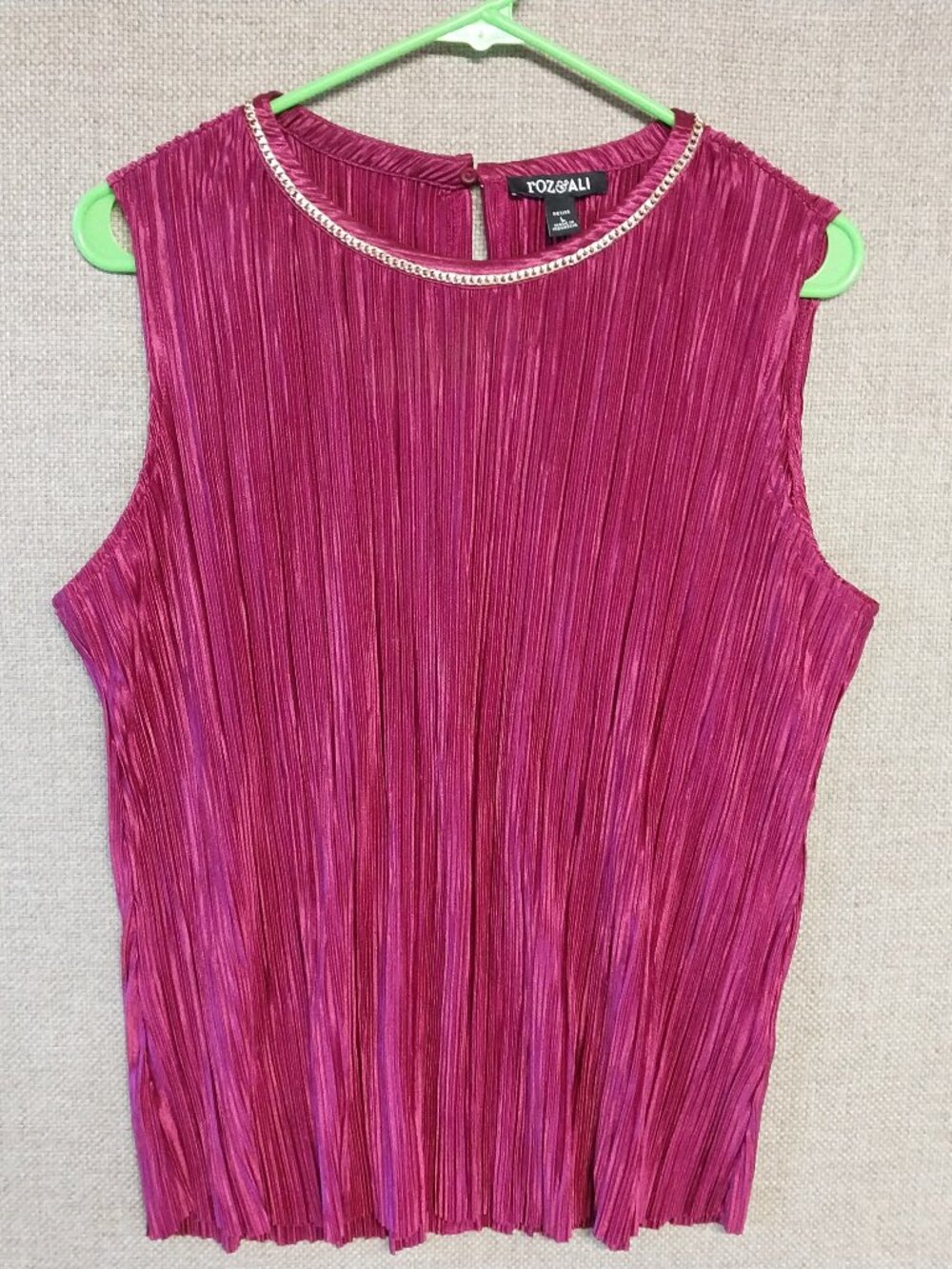 Roz & Ali Dress Barn Magenta Sleeveless Gold Chain Trimmed Crew Neckline Size L